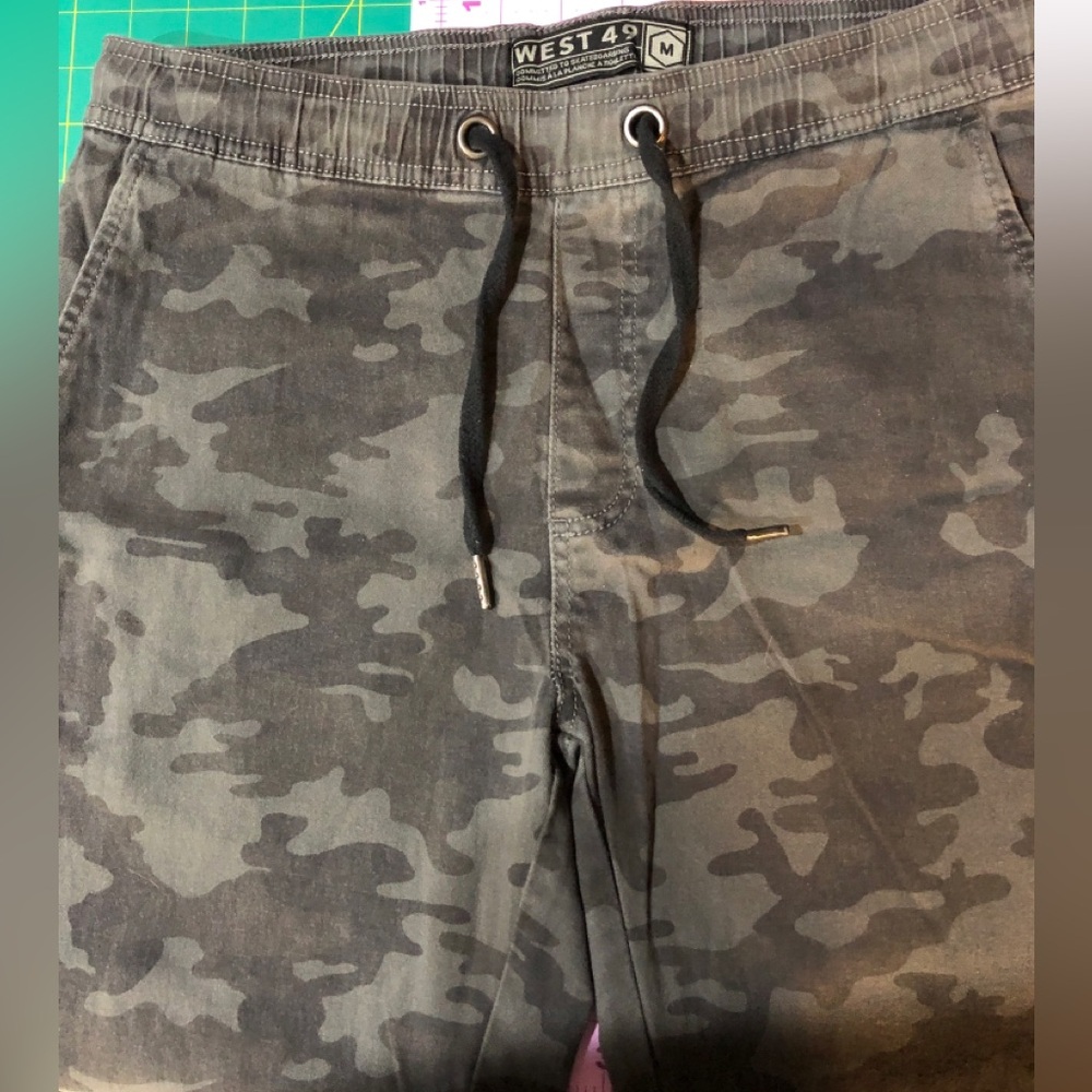 EUC Men’s West 49 Camo Joggers